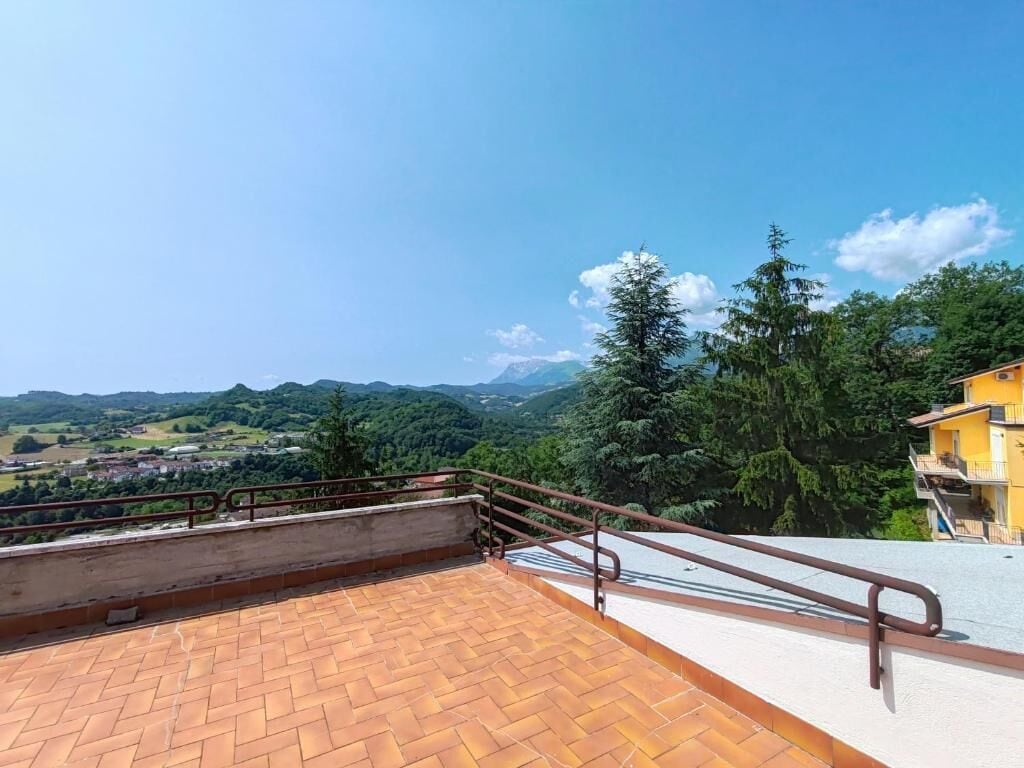 Habitación triple familiar, balcón, vistas a la ciudad | Jardines del alojamiento