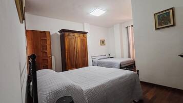 Familien-Dreibettzimmer, Balkon, Stadtblick | Kostenloses WLAN