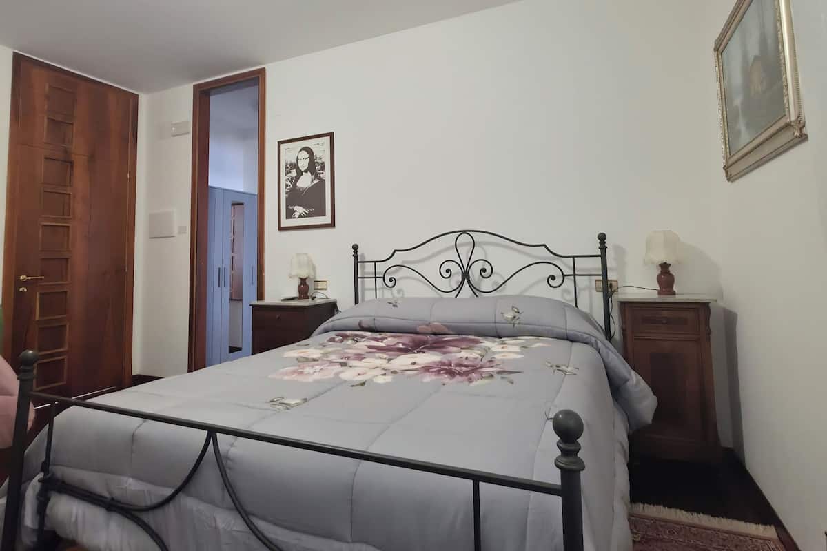 Phòng 3 tiện nghi đơn giản, quang cảnh vườn