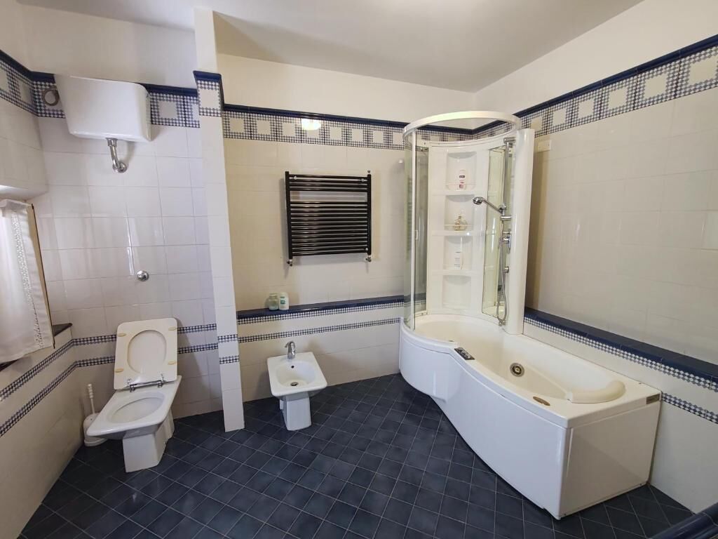 Ein Badezimmer mit Toilette, Waschbecken und Badewanne.