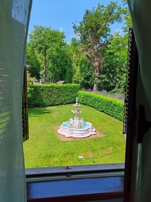 Quarto triplo conforto, vista para o jardim | Parte interna