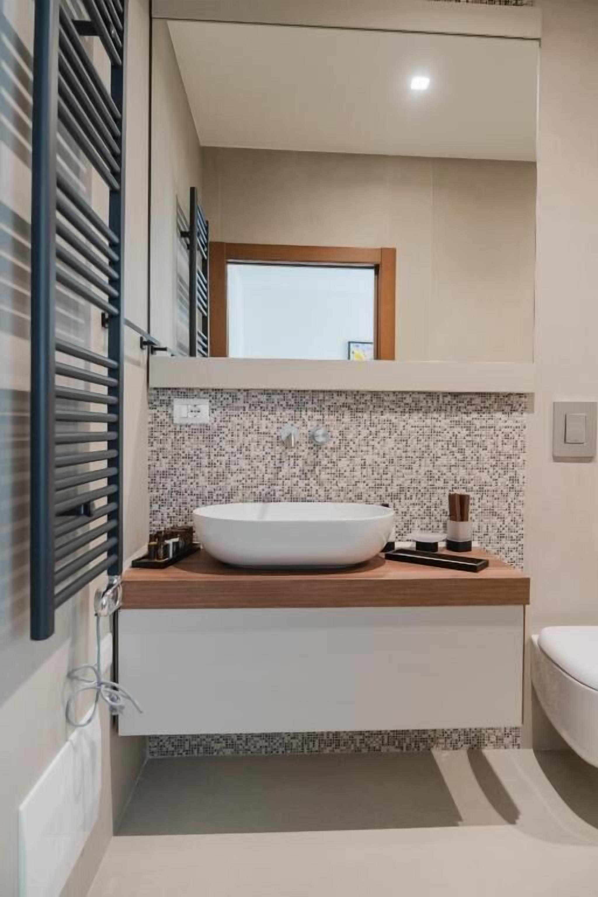 Ducha, artículos de tocador gratuitos, secador de pelo, pantuflas