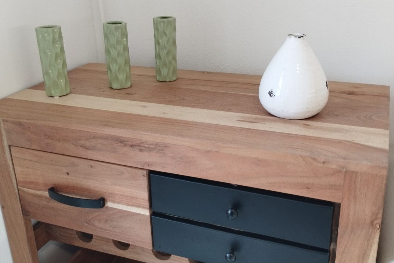 Un aparador de madera con dos cajones y un estante.