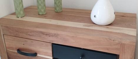 Un aparador de madera con dos cajones y un estante.