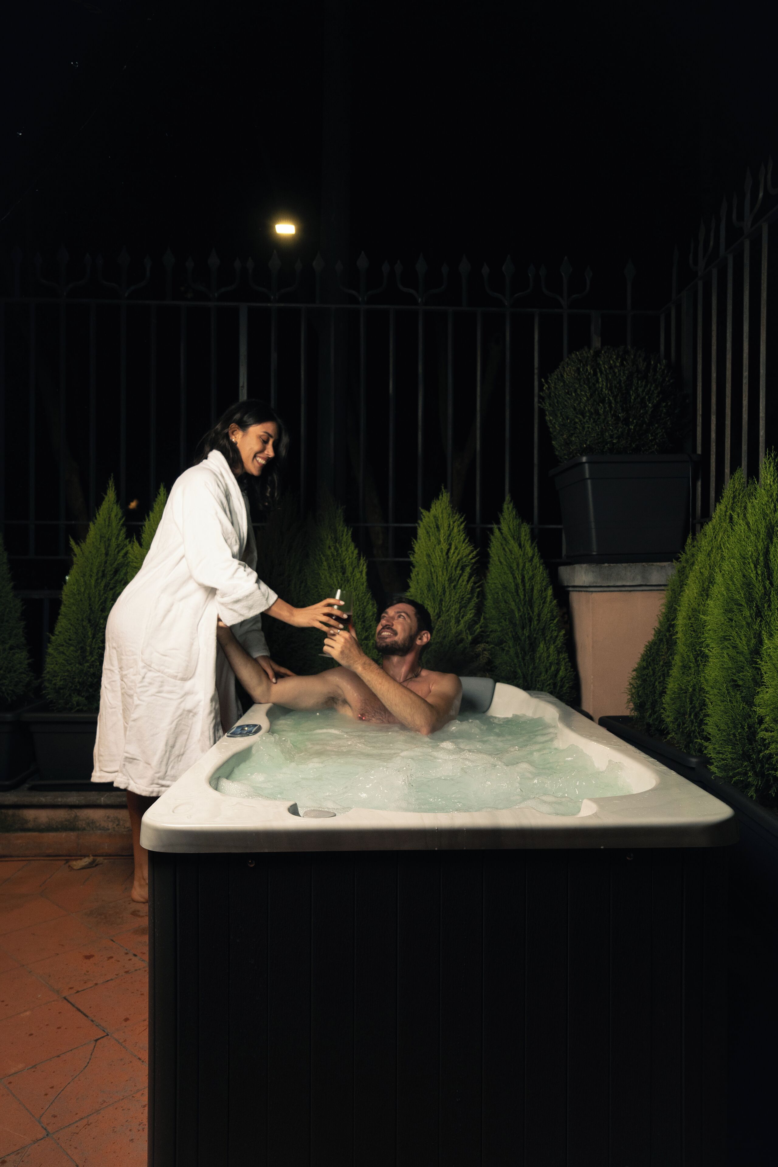 Habitación superior, vistas al río | Bañera de hidromasaje al aire libre