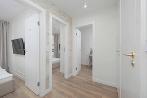 4 bedrooms, desk, iron/ironing board, travel cot - Spacious Apartment | 4 Bedrooms | Close to the Center (Warszawa)