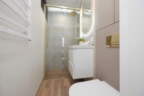 Shower, hair dryer, towels, shampoo - Spacious Apartment | 4 Bedrooms | Close to the Center (Warszawa)