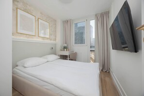 4 slaapkamers, een bureau, een strijkplank/strijkijzer, reisbedje