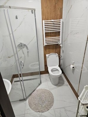 Shower, towels, toilet paper - Noclegi Komfort  (Lublin)