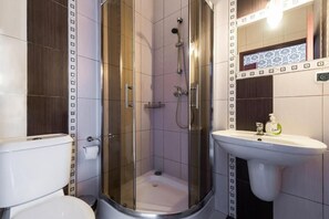 Basic Twin Room, City View | Bathroom | Shower, towels, toilet paper - Noclegi Komfort  (Lublin)