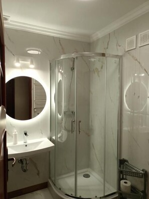 Shower, towels, toilet paper - Noclegi Komfort  (Lublin)