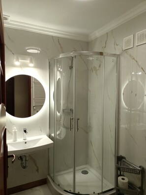 Shower, towels, toilet paper - Noclegi Komfort  (Lublin)