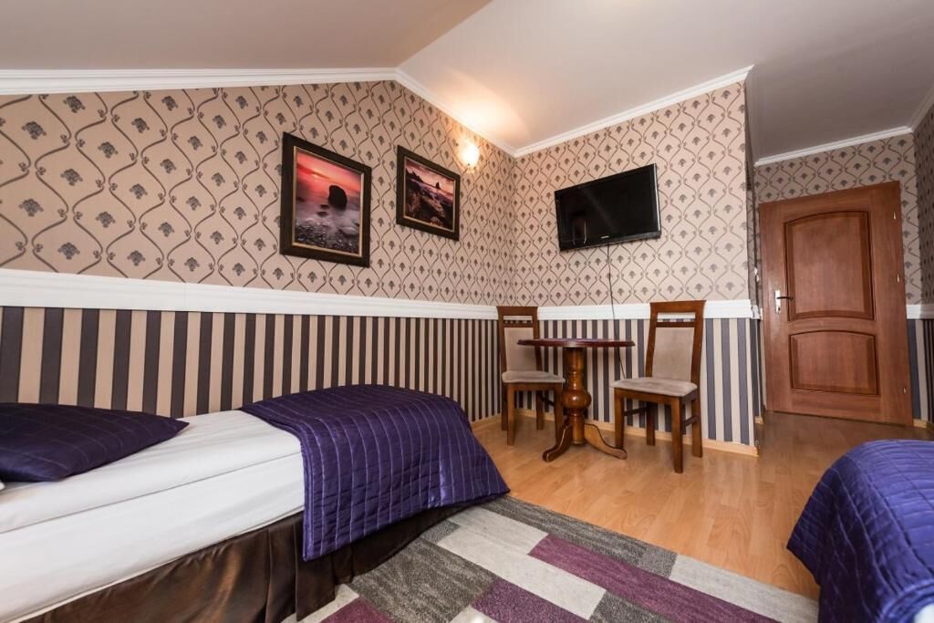 Habitación básica con 2 camas individuales, vistas a la ciudad