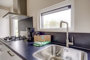 Wasserkocher mit Kaffee-/Teezubehör, Kühlschrank, Mikrowelle, Herdplatte