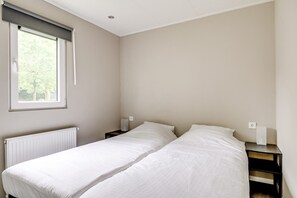 2 bedrooms, WiFi, bed sheets - Cube XL 37 | 4 persoons chalet in Zennewijnen (Zennewijnen)