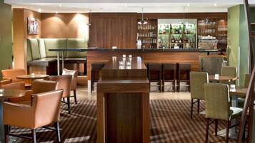 Apartamento | Bar (en el alojamiento)