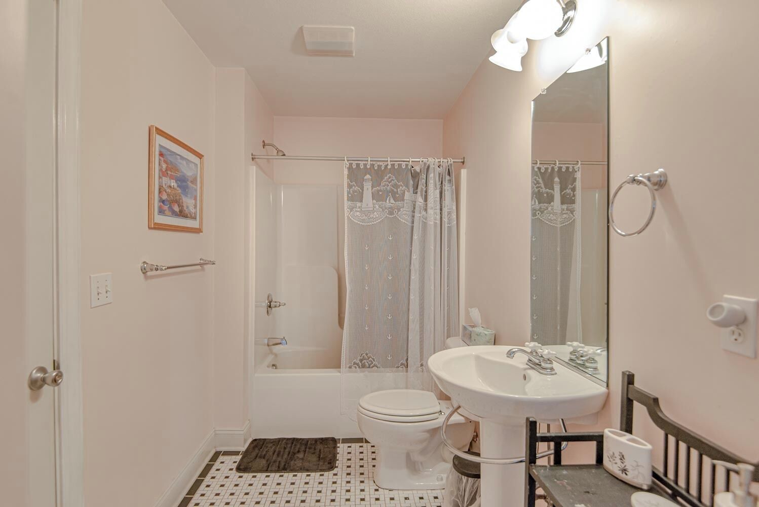 Un bagno con vasca, servizi igienici, lavandino e tenda da doccia.