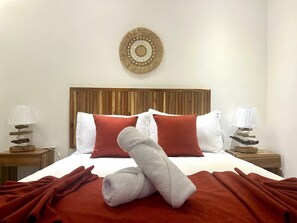 Escritorio, wifi y ropa de cama 
