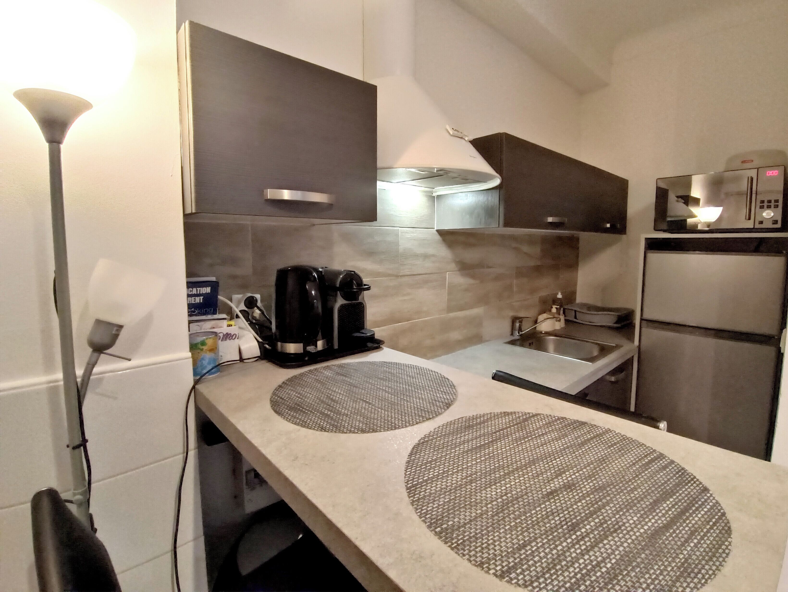 Coffee/tea maker, fridge, microwave