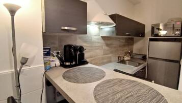 Coffee/tea maker, fridge, microwave