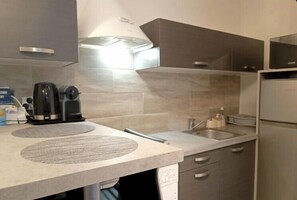 Fridge, microwave, coffee/tea maker - Bright and quiet studio in Nice (Nice)