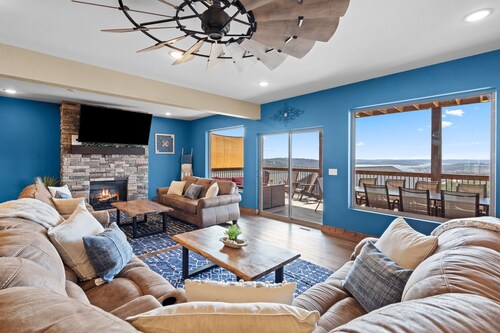 Huge lake views with hot tub&access to Indoor Pool