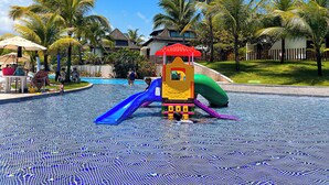 A children's play area with a slide, a climbing structure, and a pool. - Bangalô à Beira-Mar - Piscina Gigante (Ipojuca)