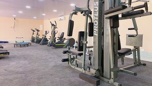 A gym with various exercise machines, including treadmills and weightlifting equipment. - Bangalô à Beira-Mar - Piscina Gigante (Ipojuca)