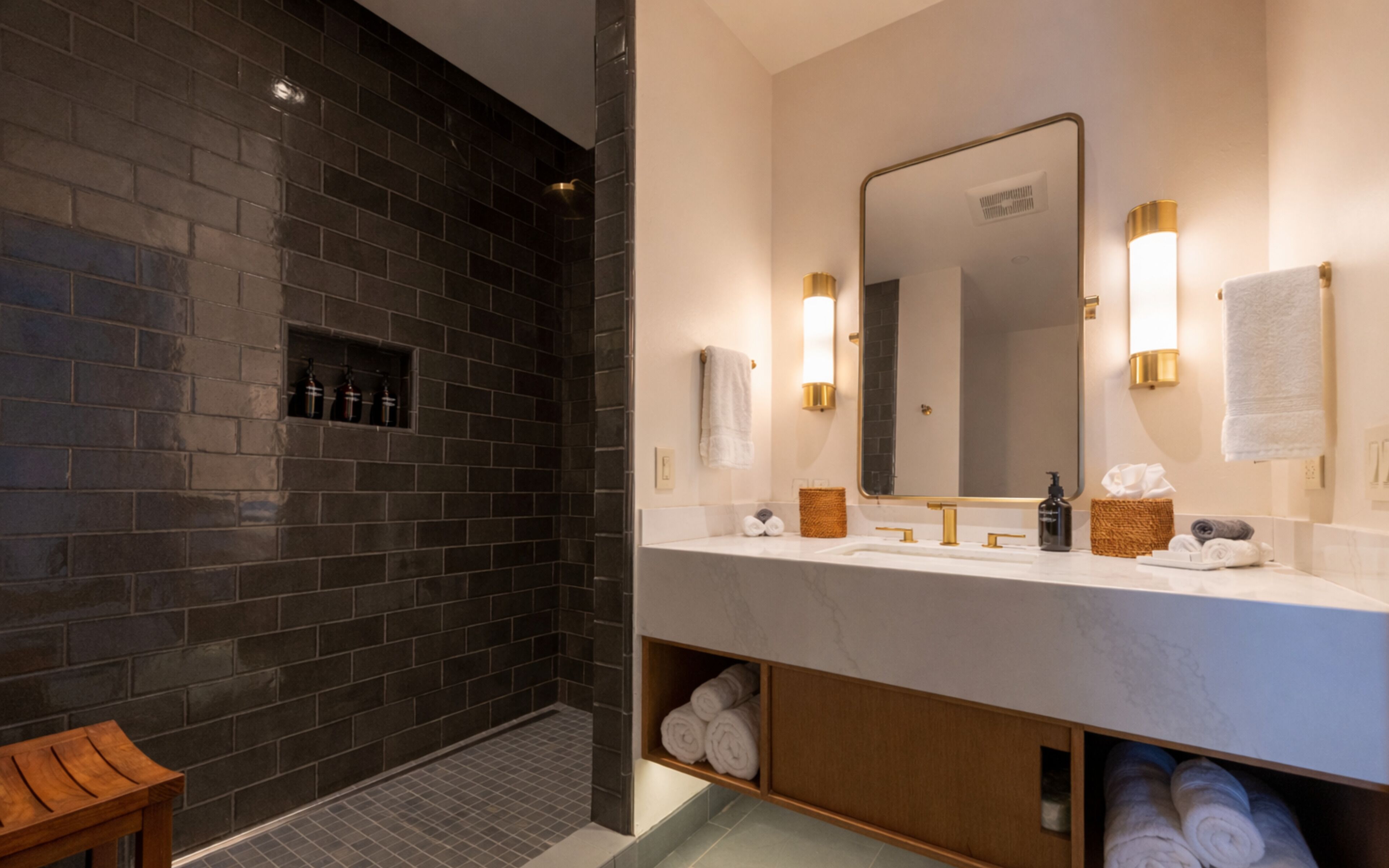 Deluxe-Einzelzimmer, Blick auf den Innenhof | Badezimmer | Dusche, Haartrockner, Bademäntel, Hausschuhe