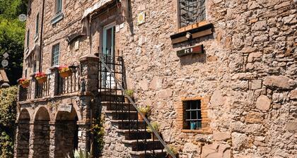 Authentic Tuscan Stone House • 4BR • Peaceful Village Escape