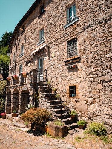 Authentic Tuscan Stone House • 4BR • Peaceful Village Escape