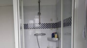 Douche, sĂšche-cheveux, savon, papier toilette