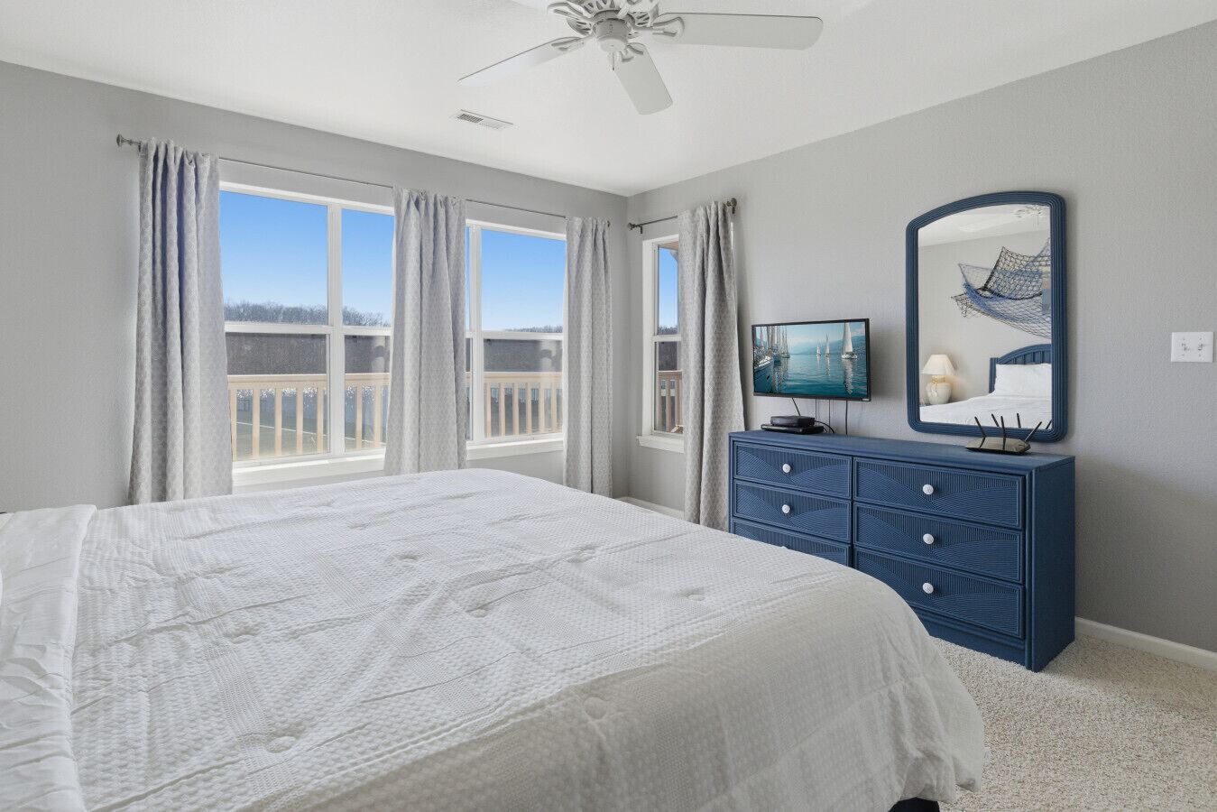 2 bedrooms, desk, WiFi, bed sheets