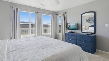 2 bedrooms, desk, WiFi, bed sheets