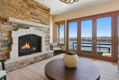Cliffside Lodge - Heated Pool, Hot Tub, & Views!