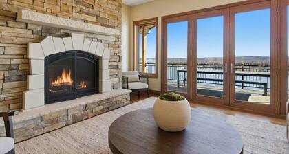 Cliffside Lodge - Heated Pool, Hot Tub, & Views!