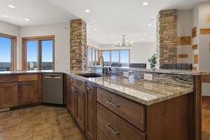 Interior - Cliffside Lodge - Heated Pool, Hot Tub, & Views! (Sunrise Beach)