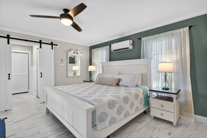 3 habitaciones, escritorio y tabla de planchar con plancha 