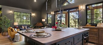 Ha Ha Hideaway - Views, Hot Tub & More!