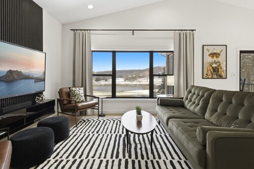 144 W Crossfox Trail