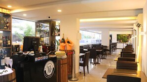 Bar (trong khuôn viên)