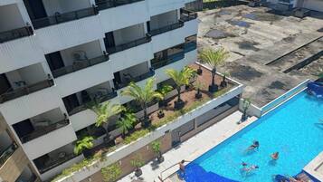 Suíte estúdio clássica, cozinha, vista para a piscina | Vista da sacada