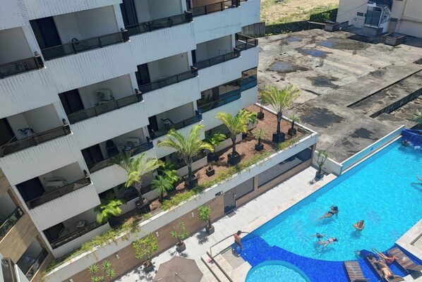 Classic Studio Suite, Kitchen, Pool View | Pemandangan balkoni