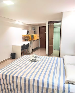 클래식 스튜디오 스위트, 주방, 수영장 전망