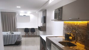 Studio Suite phong cách cổ điển, bếp, quang cảnh hồ bơi | Bếp riêng