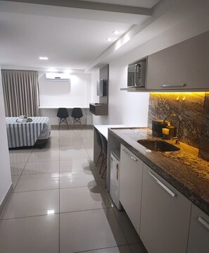 Classic Studio Suite, Kitchen, Pool View | Dapur peribadi