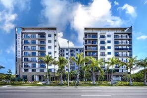Exterior - Luxury 2BR/2BA w/ Pool & 50ft Balcony • 1mi to Beach • 8min to FLL (Dania Beach)