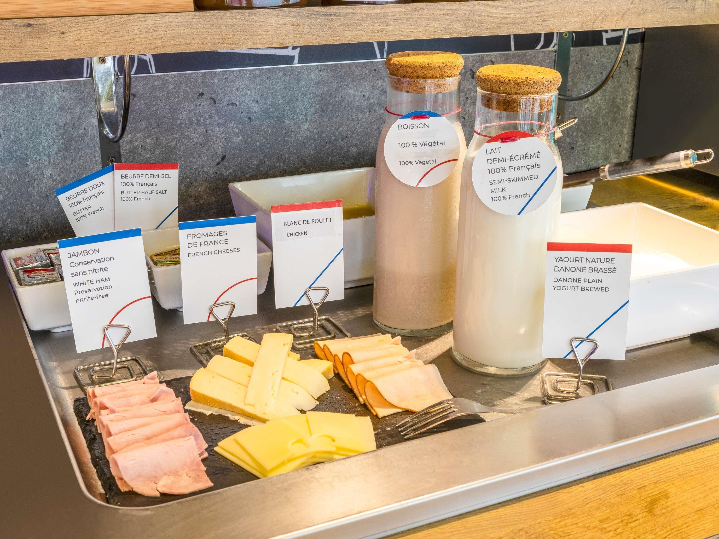 A cheese and yogurt display with labels indicating French origin and nitrite-free options.