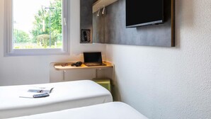 Tabla de planchar con plancha, wifi gratis y ropa de cama 