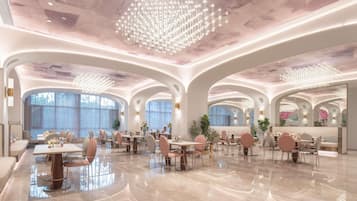 Un comedor amplio y luminoso con techos altos, candelabros y ventanas grandes.